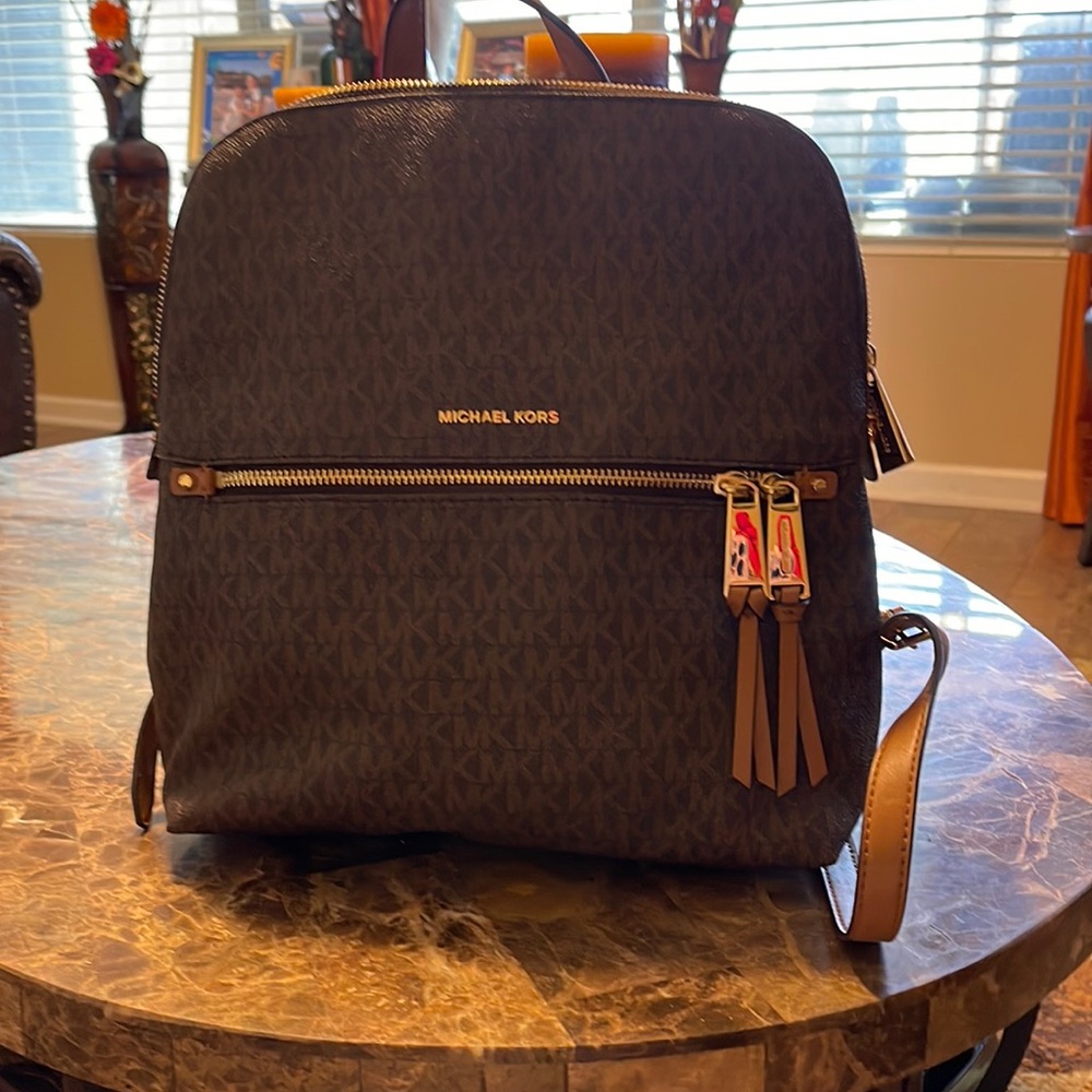 Micheal Kors like new booksak purse